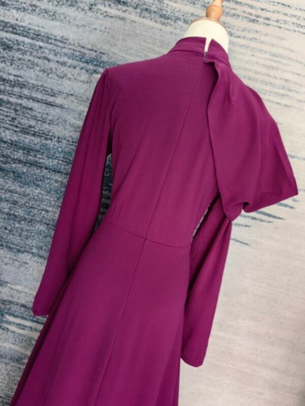 Women Are Wearing Slim-fit Long-sleeved Dresses - Image 3