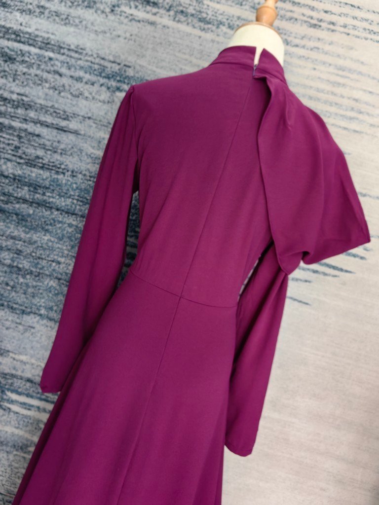 Women Are Wearing Slim-fit Long-sleeved Dresses - Image 3